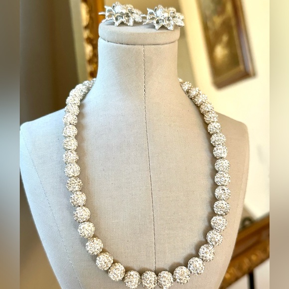 Rhinestone necklace & Vintage Flower Clip Earrings - Picture 5 of 17